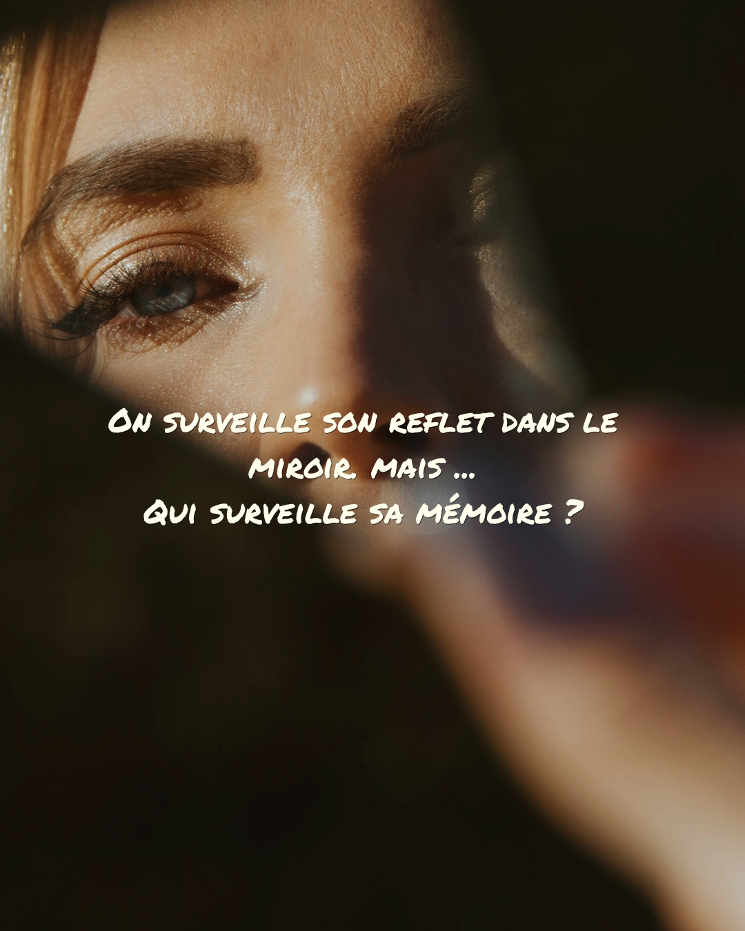 On surveille son reflet dans le miroir. Qui surveille sa mémoire ?