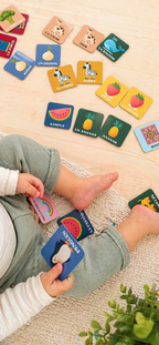 Enfant jouant au jeu MEMORA Français-Turc en famille